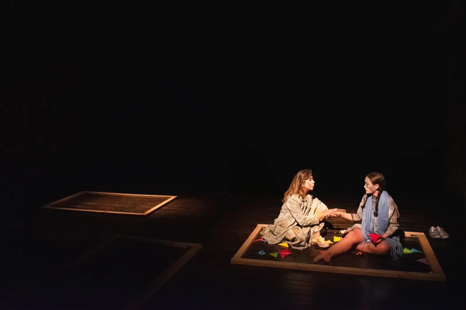 Dos intérpretes en escena durante una presentación en Teatro La Mama