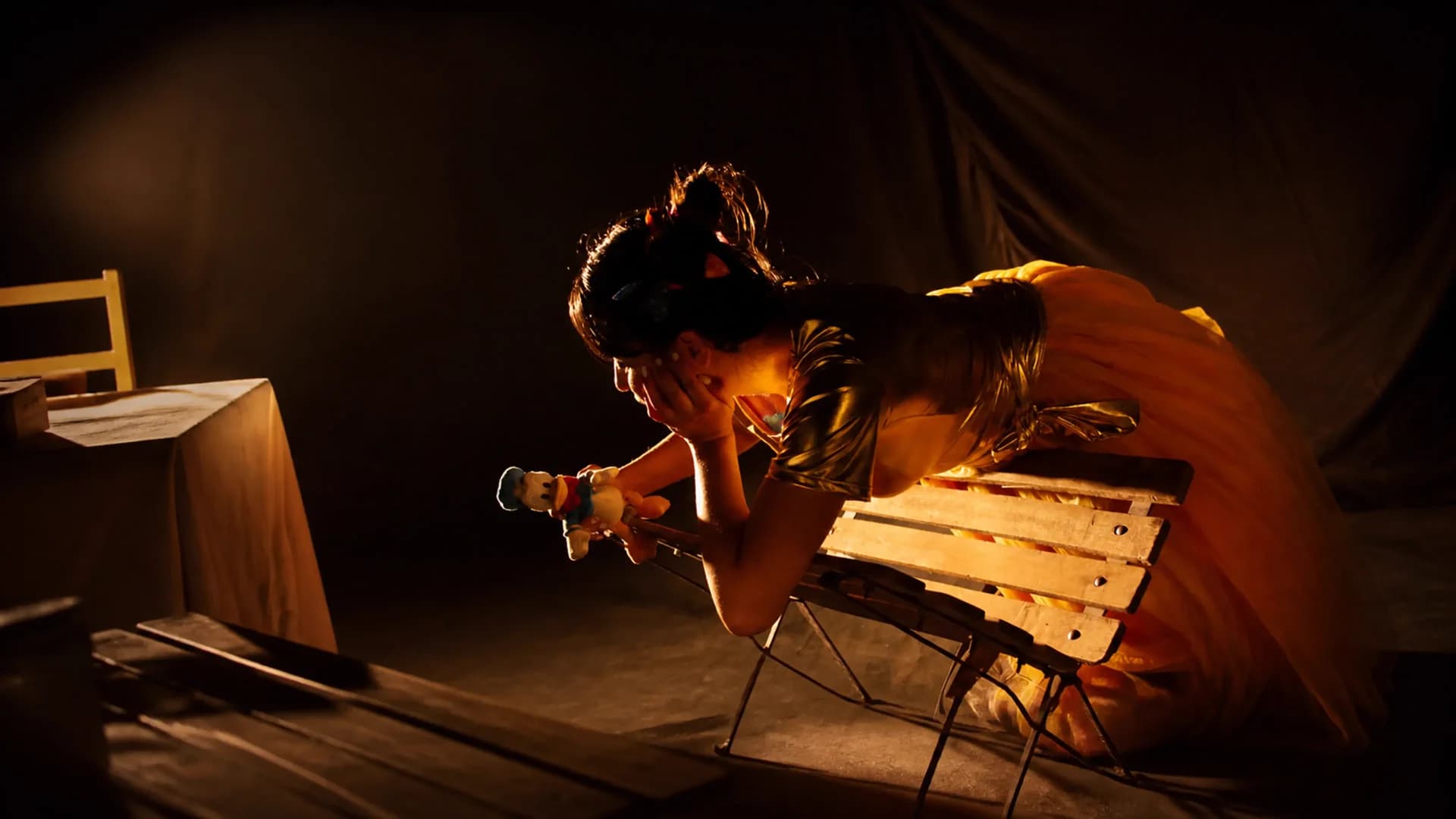Intérprete en escena durante una muestra universitaria de teatro